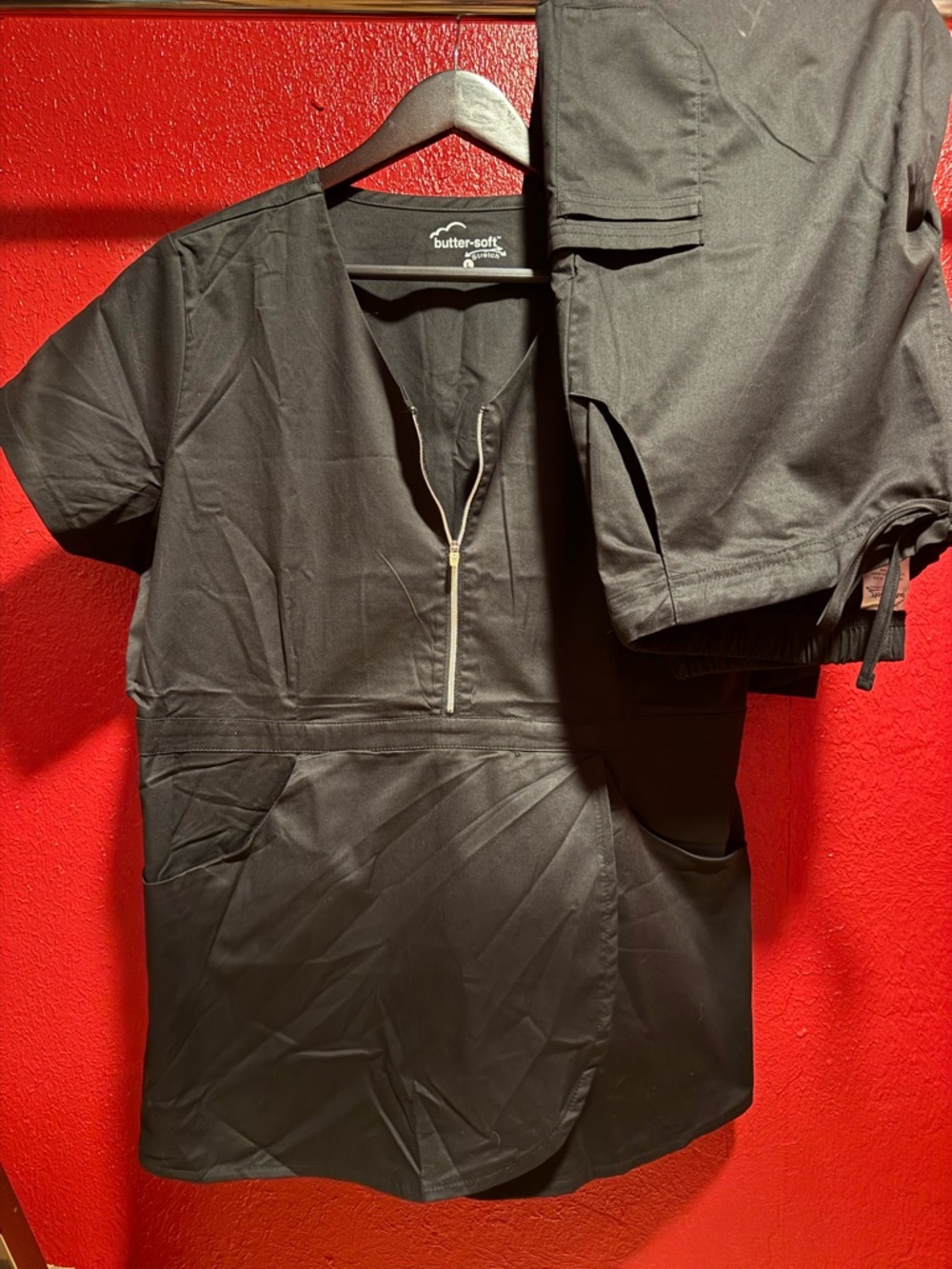008. NWOT Butter-Soft Stretch Black Short Sleeve Zip-Neck Scrub Set